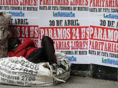 Un hombre duerme en la calle en el centro de Buenos Aires.