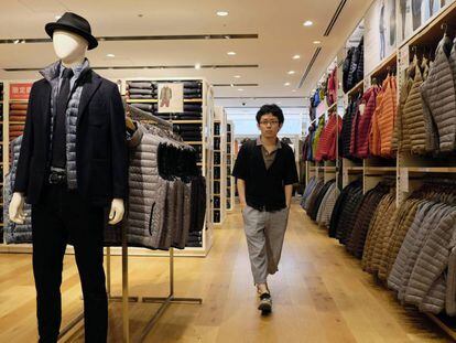 Un client a la botiga d'Uniqlo del districte comercial de Ginza, Tòquio.