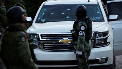 La Guardia Nacional vigila un vehículo donde viajaba la familia LeBarón.