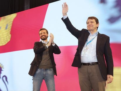 El presidente del Partido Popular, Pablo Casado (izquierda), y Alfonso Fernández Mañueco, presidente de la Junta de Castilla y León, este pasado domingo en León.
