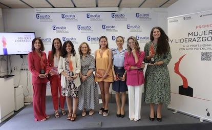 Cristina Burzako, el resto de premiadas y la directora de Deusto Business School, Almudena Eizaguirre (cuarta por la izquierda).