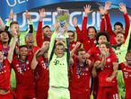 Soccer Football - European Super Cup - Bayern Munich v Sevilla - Puskas Arena, Budapest, Hungary - September 24, 2020.  Bayern Munich's Manuel Neuer celebrates with the trophy and teammates after winning the European Super Cup Pool via REUTERS/Bernadett Szabo     TPX IMAGES OF THE DAY