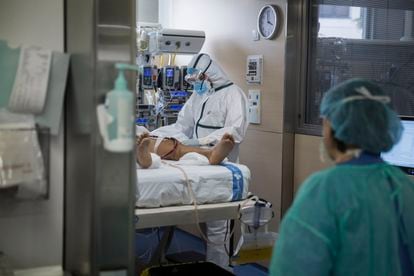 Un paciente conectado a la oxigenación por membrana extracorpórea (ECMO) en la UCI del hospital Vall d’Hebron de Barcelona.