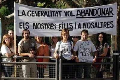Protesta de las familias que esperaban adoptar un niño congolés ayer en Barcelona.