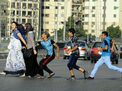 Una mujer sin velo es acosada en una calle de El Cairo.