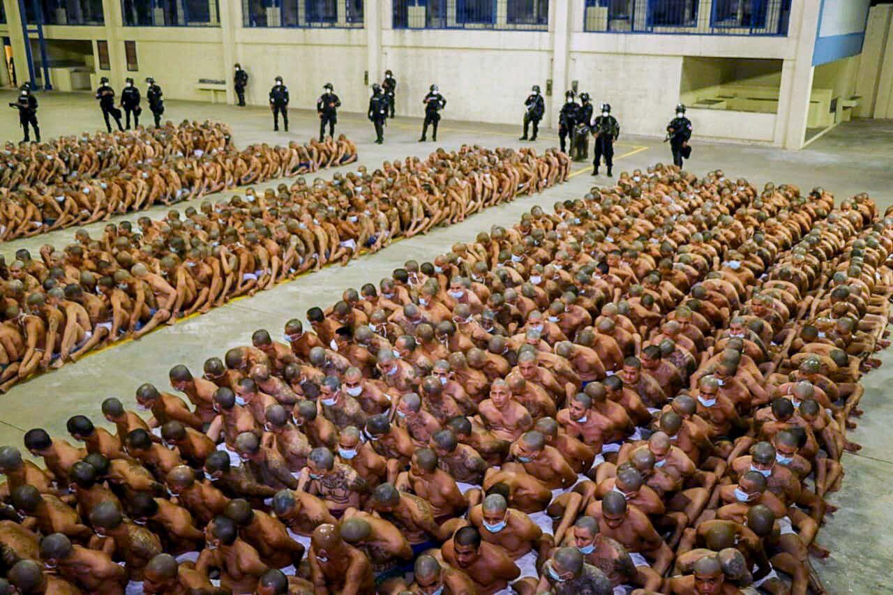 Cientos de pandilleros, arremolinados durante una operación policial en la cárcel de Izalco, en El Salvador, ordenada por el presidente del Gobierno Nayib Bukele, el 25 de abril de 2020.