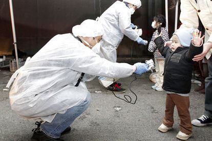 Detección de radiactividad a la población evacuada del área de la central nuclear de Fukushima II, ayer en Koriyama.