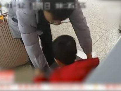 En vídeo, grabación de una cámara de seguridad que muestra al hombre colocando a su hijo en el escáner de equipaje.