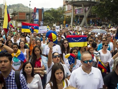 Un grupo de personas protestando en Caracas este viernes. 