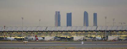 En primer término la pista de la T4 en Barajas y su edificio detrás