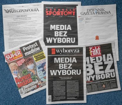 Imagen de las primeras páginas de los principales medios polacos en los que se lee "Medios sin elección", en Varsovia, este miércoles.