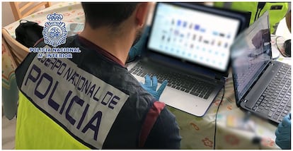 Un investigador de la Policía Nacional trabaja en una operación contra la pornografía infantil.