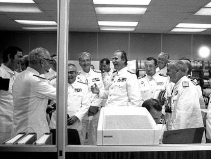 El rey Juan Carlos ríe durante su visita la Escuela de Informática de la Armada, en Madrid.