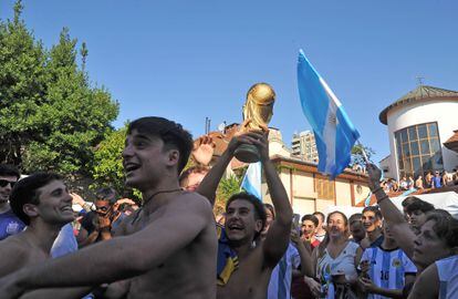 Las personas que fueron a ver el partido a la antigua casa de Maradona festejaban el triunfo de la selección albiceleste.