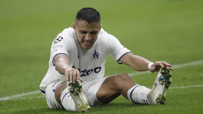 Alexis Sánchez se lamenta tras la eliminación del Olympique de Marsella.