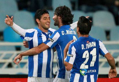 Vela, Martinez e Ifrán, celebran el primer gol del equipo donostiarra
