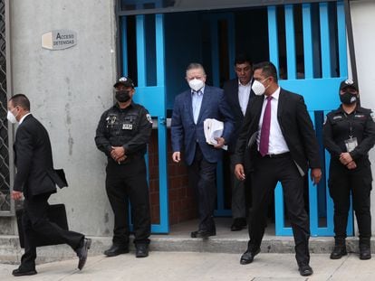 Arturo Zaldívar, sale del penal de Santa Martha Acatitla donde se reunió con internas el 11 de mayo en Ciudad de México.