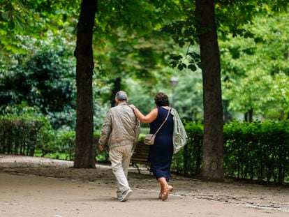 Gente mayor pasea por un parque de Madrid, el pasado septiembre.