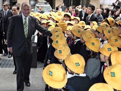 El Rey, a su llegada ayer al Instituto Cervantes de Tokio, donde fue saludado por un grupo de alumnos.