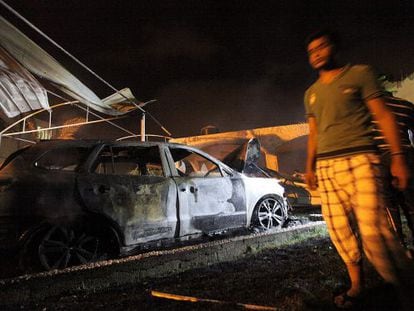 Un palestino revisa un autom&oacute;vil destruido luego de un bombardeo israel&iacute;.