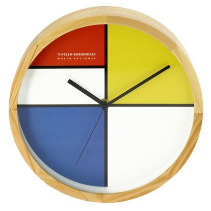 El objetivo de la tienda del Museo Thyssen-Bornemisza es que todo el mundo pueda llevarse a casa una porción de la pinacoteca para disfrutar del arte en todas partes. Sus artículos son elegantes obsequios decorativos o gastronómicos que respiran la esencia de las mejores obras de la colección permanente del museo. Una de sus propuestas para esta Navidad es un reloj de pared inspirado en 'Composición de colores/Composición nº1 rojo y azul', de Piet Mondrian, creado en 1931. Precio: 56 euros.