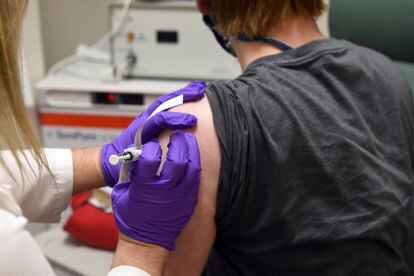 Un voluntario de EE UU recibe la vacuna contra la covid desarrollada por BioNTech y Pfizer.