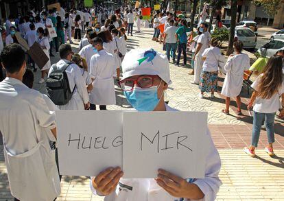 Los médicos internos residentes (MIR) iniciaron este martes en la Comunidad Valenciana una huelga indefinida que busca mejorar sus condiciones laborales. La primera jornada fue seguida por el 80% de los 2.300 residentes, según los sindicatos.