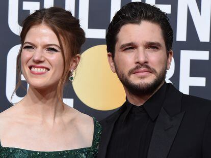 Los actores Rose Leslie y Kit Harington en la gala de los Globos de Oro de 2020.