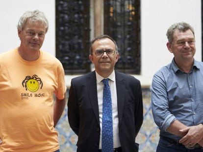 Edvar Moser (i), el director del IBEC, Josep Samitier (c) y el neurocient&iacute;fico Paul Verschure (d). 