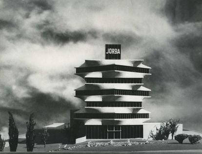 Maqueta de la pagoda que se pudo ver en la exposición 'Cámara y modelo. Fotografía de maquetas de arquitectura en España, 1925-1970'. |