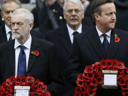 David Cameron (derecha) y el l&iacute;der laborista, Jeremy Corbyn, en una ceremonia en honor a los ca&iacute;dos celebrada este domingo en Londres.