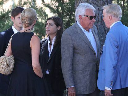 Familiares de Matías Cortés, junto al expresidente Felipe González y el magistrado Ramón López Vilas. 