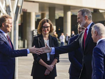 El rey Felipe VI saluda al presidente del PP, Alberto Núñez Feijóo (i), en presencia del lehendakari, Íñigo Urkullu (d), a su llegada para presidir la ceremonia de inauguración del XXVI Congreso Nacional de la Empresa Familiar, este lunes en Bilbao. EFE/ Luis Tejido