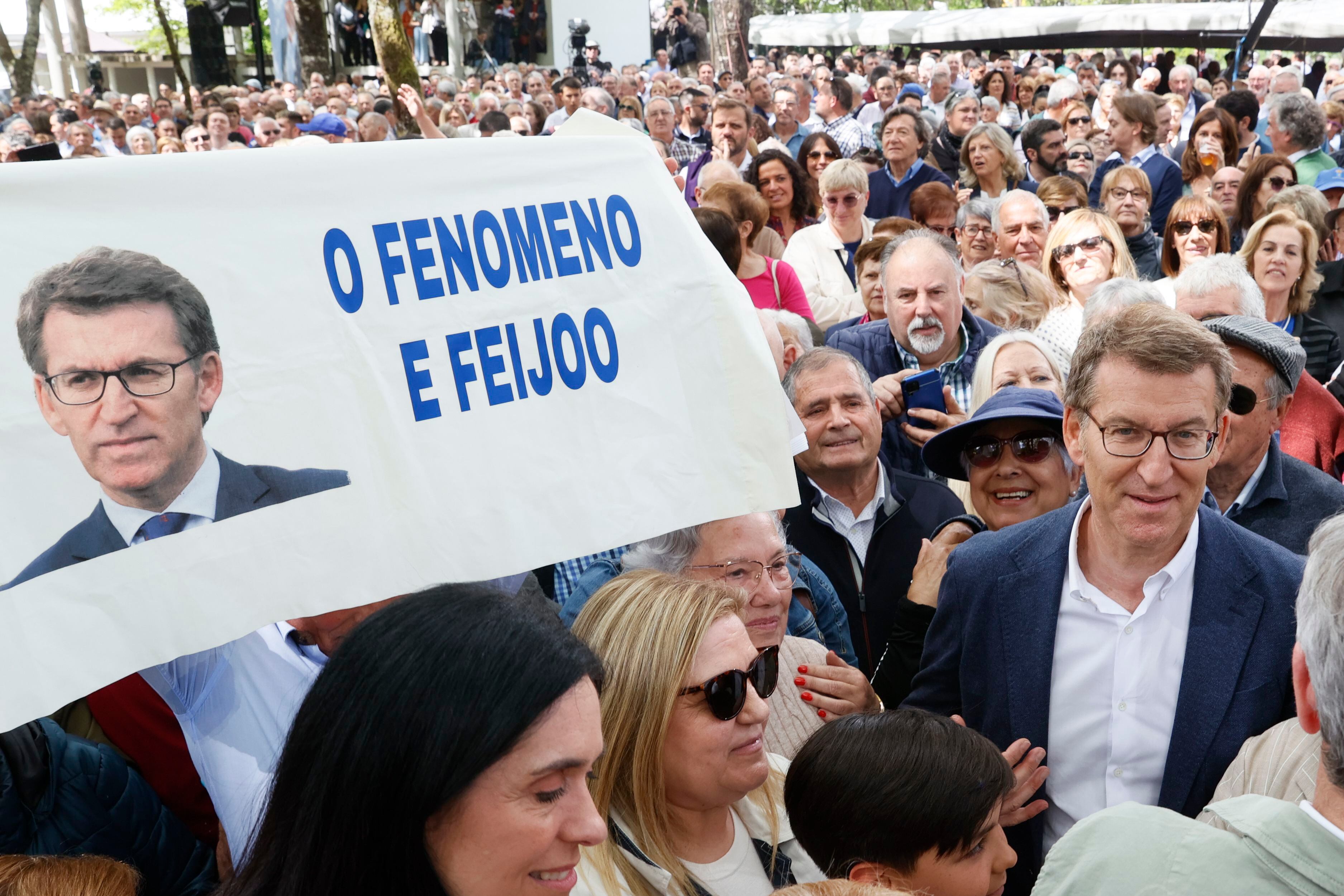 El presidente del PP, Alberto Núñez Feijóo (derecha), participa en un acto en O Pino, este sábado en Galicia. 