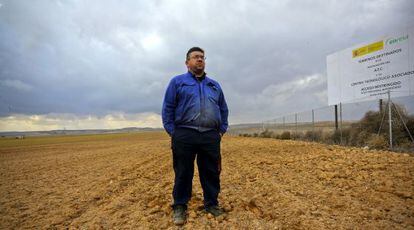 El alcalde de Villar de Cañas en los terrenos previstos para el ATC.