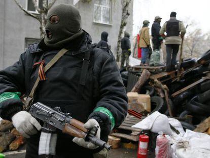 Un hombre armado protege una barricada en Slaviansk.