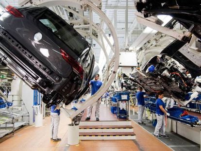 Producción de coches en la fábrica de Wolfsburgo (Alemania), de Volkswagen.