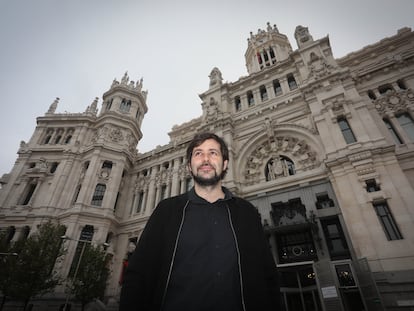 Álvaro Bonet frente al Palacio de Cibeles, actual sede del Ayuntamiento, uno de los edificios más icónicos de Antonio Palacios