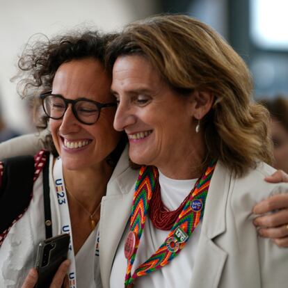 La vicepresidenta y ministra para la Transición Ecológica, Teresa Ribera (derecha), y Valvanera Ulargui, directora de la Oficina Española de Cambio Climático, tras cerrarse el acuerdo en la cumbre de Dubái el miércoles.