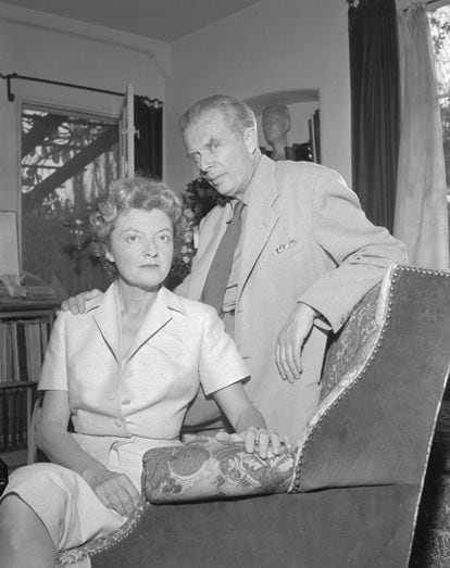 Los escritores Laura y Aldous Huxley, en su casa de Londres, en una imagen sin fecha. 