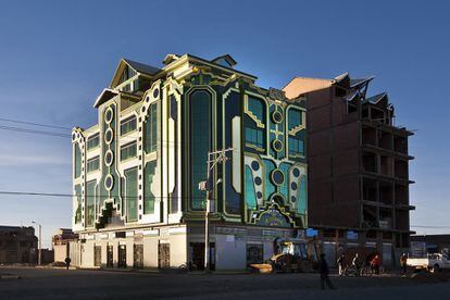 La ecléctica arquitectura de los 'cholets' bolivianos representan, en la ciudad de El Alto, la más poblada del país andino, el surgimiento de una nueva burguesía aimara al calor del mandato de Evo Morales. Con sus colores rojos, naranjas, amarillos y verdes encarnan, a su manera, los valores del emprendimiento capitalista.