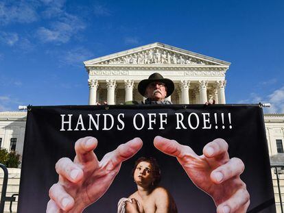 Un hombre se manifiesta este lunes frente al Tribunal Supremo de EE UU para defender el derecho al aborto.