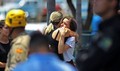 Estudiante abraza la madre después de compañero disparar en contra de alumnos en Goiania.