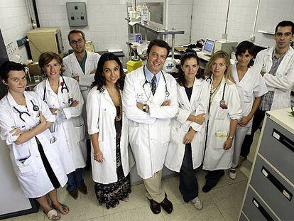 El doctor José Sabán Ruiz, en el centro, con su equipo en la Unidad de Patología Endotelial.