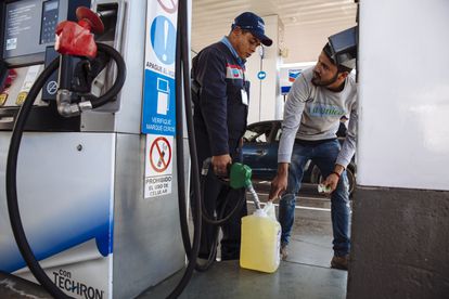 Un hombre llena un recipiente con combustible en una gasolinera en la ciudad de León, en el Estado de Guanajuato.