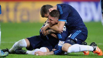 Sergio Ramos se duele del hombro tras su gol. 