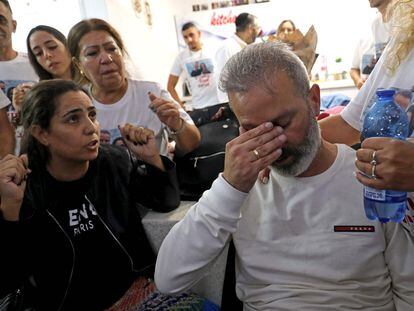 Natali y Mordi Oknin, rodeados de familiares a su regreso a Israel tras una semana de detención en Turquía, el jueves en Modiin.