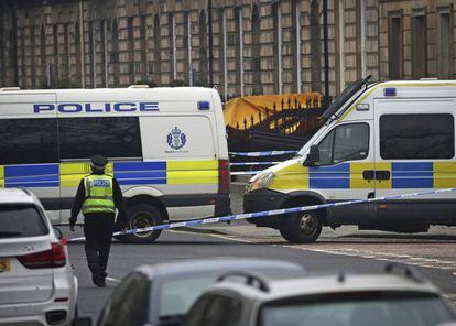 La policía acordona este miércoles en Edimburgo la calle en la que murió a tiros el actor Bradley Welsh.