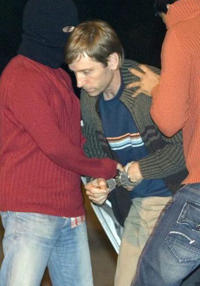 (Foto de archivo del 4/10/2007) Agentes de paisano conducen al dirigente de Batasuna Rufino Etxeberria, a la comisaria de la Policia Nacional de San Sebastián, tras su detención.