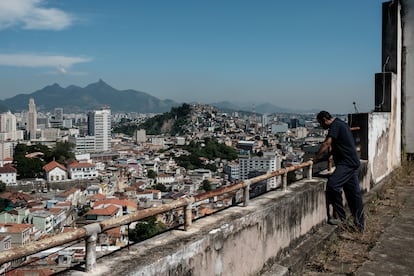 Alan Nascimento, una de las personas que trabaja en el edificio Joseph Gire, o A Noite, observa la impresionante vista desde lo alto de la terraza del edificio.